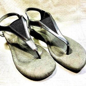 DexflexComfort Silver Wedge Vintage Women Sandals Thong Flip-Flop Women size 9.5
